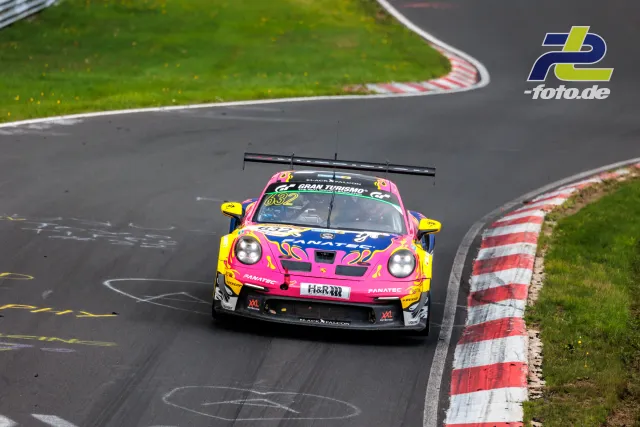 Rosa-gelber Porsche 911 GT3 R mit Startnummer 632 in Kurve auf der Nordschleife beim NLS-Rennen.