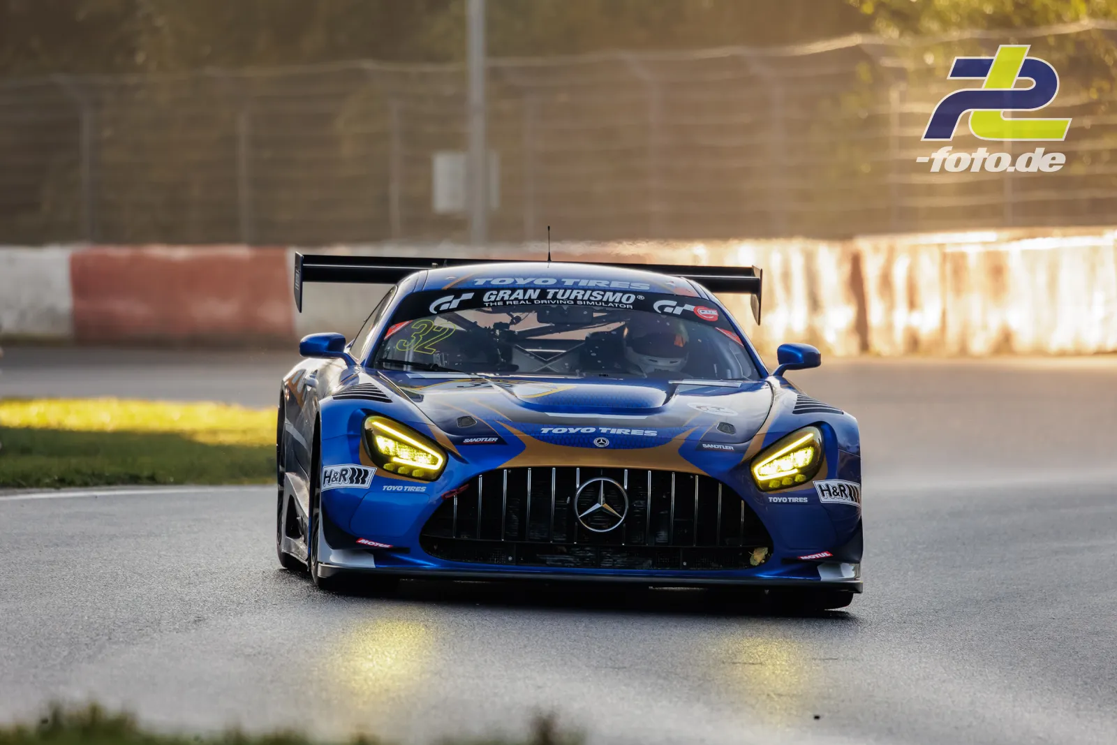 Mercedes-AMG GT3 #32 vom Toyo Tires with Ring Racing in blauer Lackierung von vorn während des Qualifyings beim NLS-Lauf am Nürburgring.