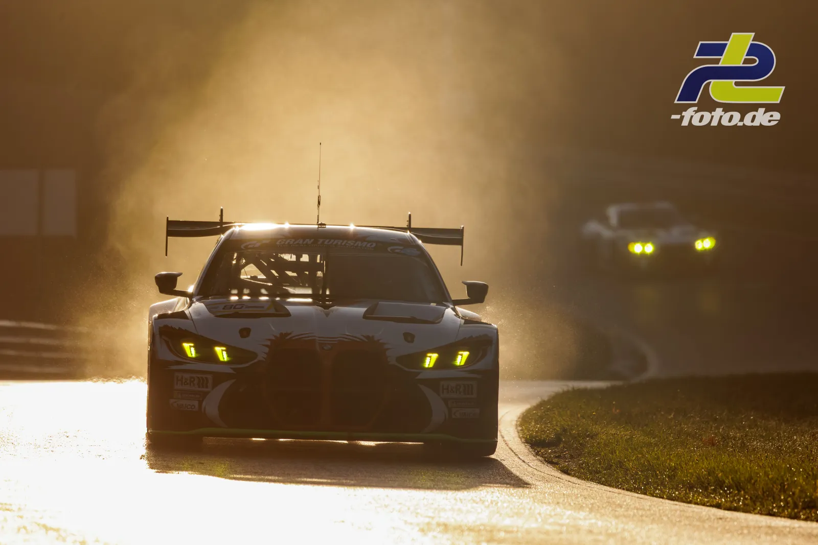 BMW M4 GT3 EVO von Gamota Racing im Gegenlicht auf dem Nürburgring während des Qualifyings der NLS