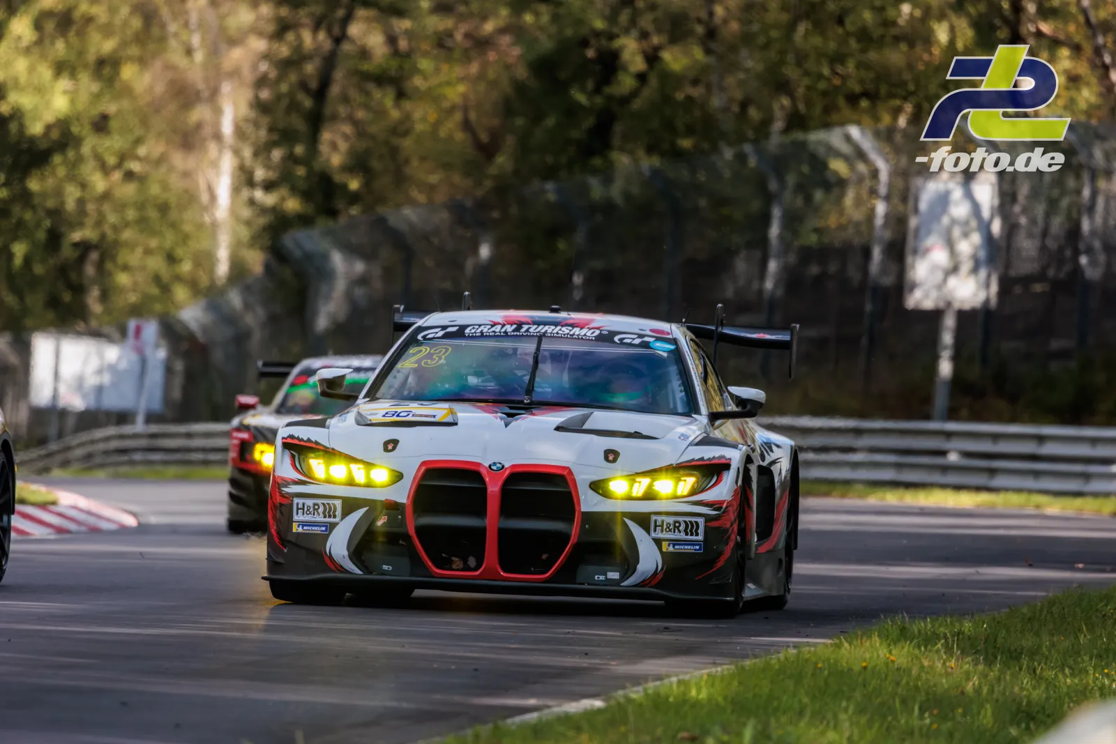BMW M4 GT3 EVO #23 von Gamota Racing während des Rennens auf der Nürburgring-Nordschleife beim NLS Lauf 10.