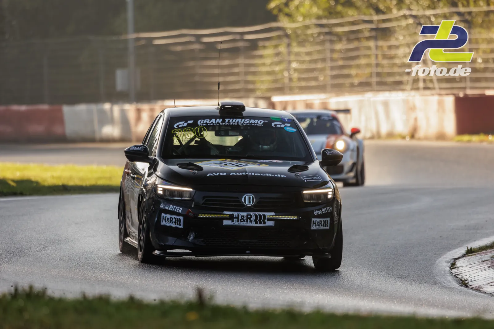 BITTER Corsa #380 in der Kurve während des Qualifyings beim NLS-Lauf am Nürburgring, gefolgt von einem weiteren Fahrzeug.