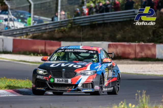 BMW M240i Racing mit rot-blau-weißer Lackierung und UNO-Branding während des Rennens auf der Nordschleife