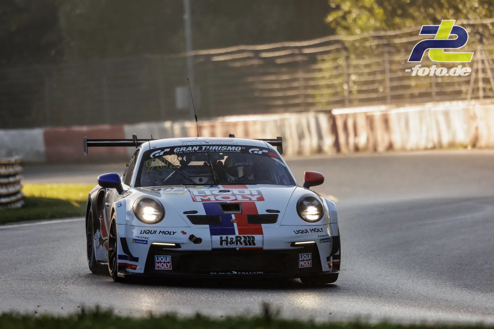 Porsche 911 GT3 Cup in weißer Liqui Moly Lackierung während des Qualifyings beim NLS Lauf 10 auf dem Nürburgring.