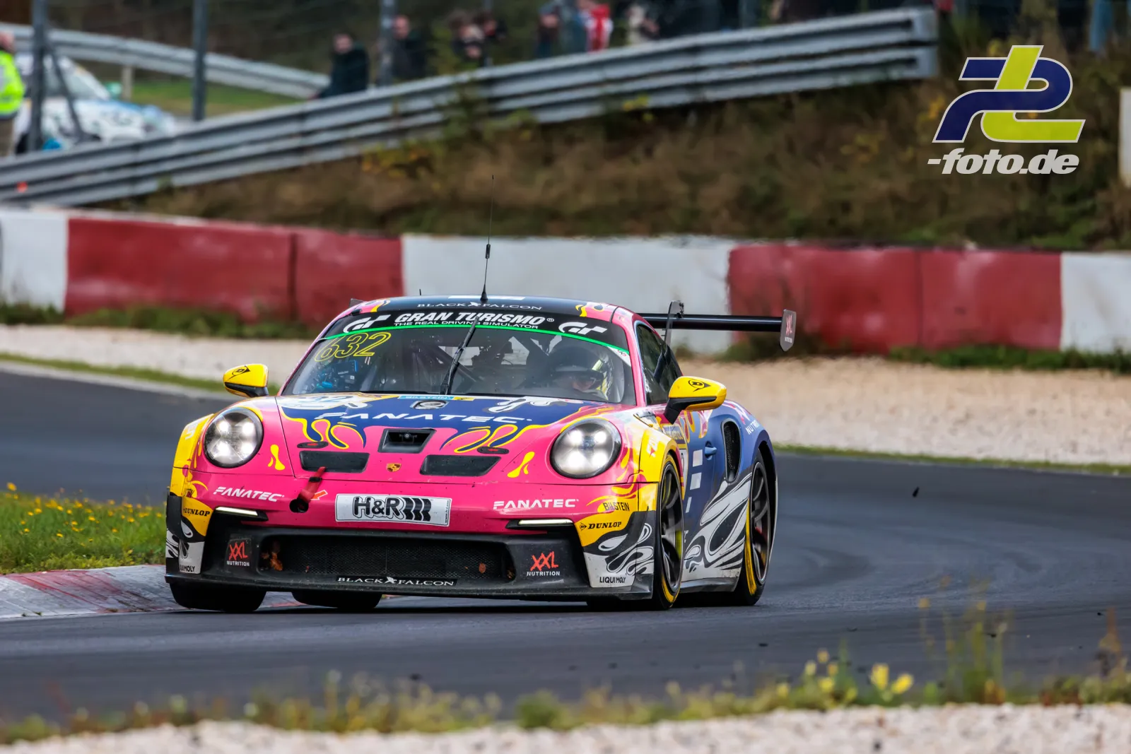 Porsche 911 GT3 Cup #632 in pink-gelber Lackierung auf der Rennstrecke beim NLS Lauf 10 am Nürburgring