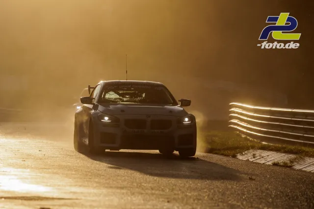 BMW M4 GT3 in der Abendsonne bei der Qualifikation auf der Nordschleife des Nürburgrings