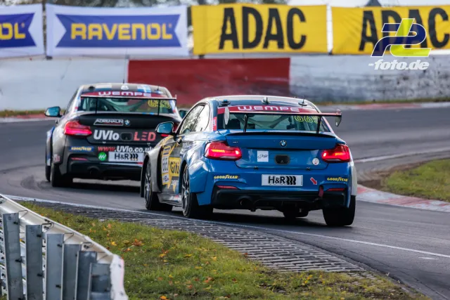 Zwei BMW im engen Zweikampf auf der Nordschleife, Heckansicht mit leuchtenden Bremslichtern während des Rennens