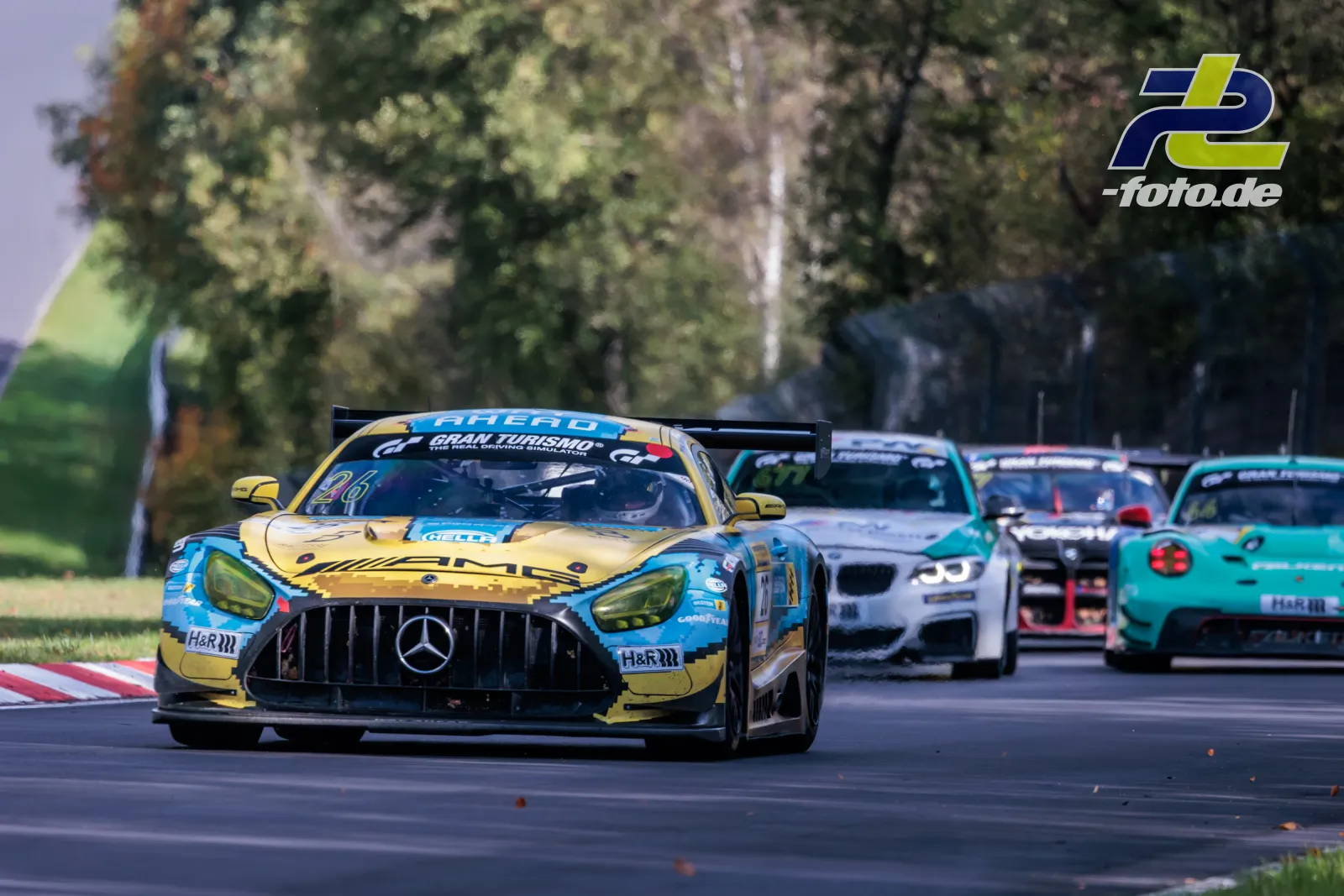 Mercedes-AMG GT3 führt vor BMW und weiteren Fahrzeugen beim NLS-Rennen am Nürburgring im Herbst.