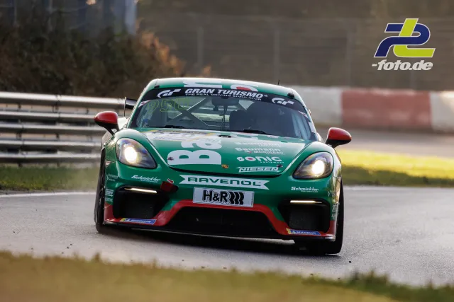 Grüner Porsche 718 Cayman GT4 mit Startnummer 950 im Qualifying der NLS am Nürburgring in einer Kurve.