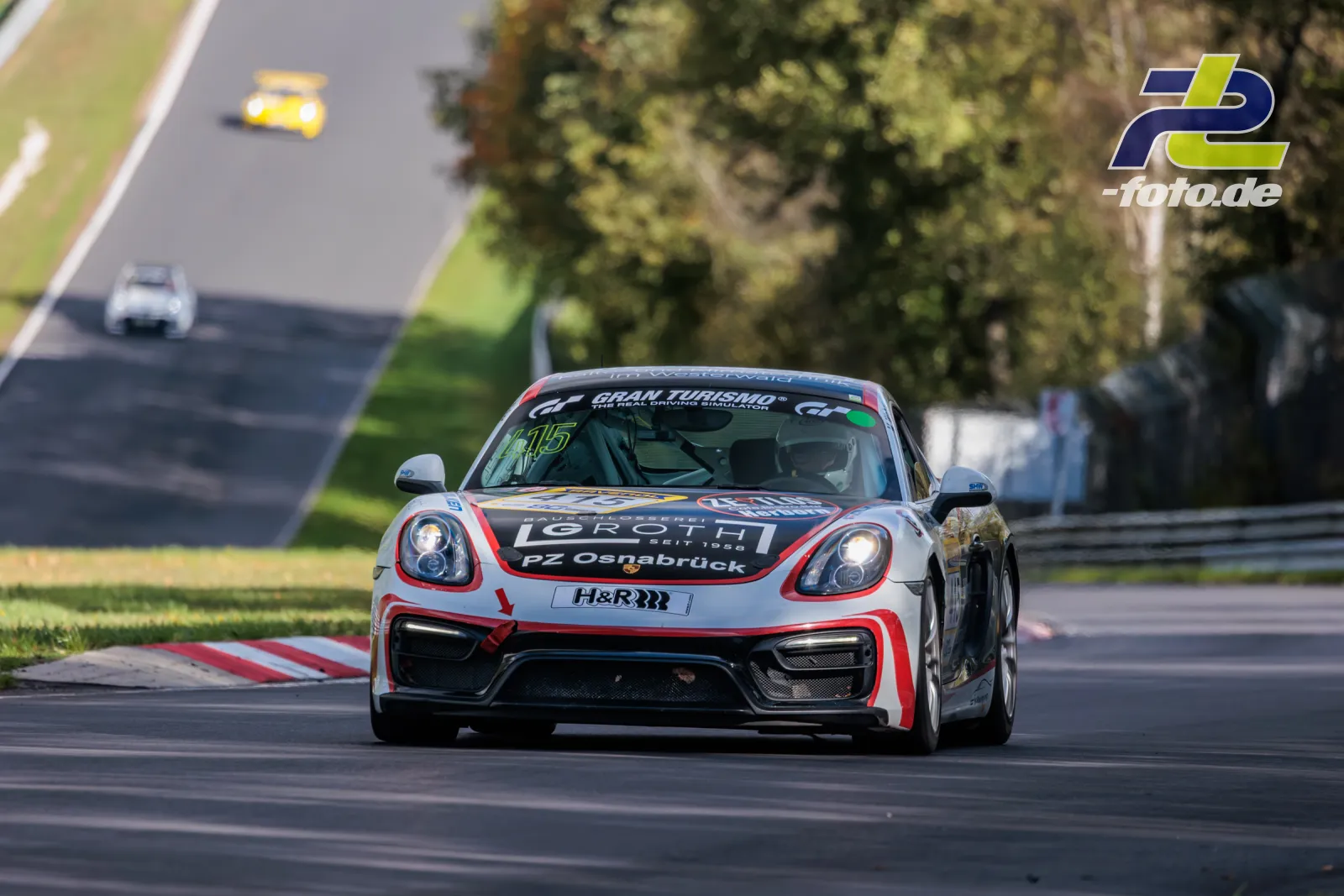 Porsche Cayman S in Grau-Rot auf dem Nürburgring in der Kurve, NLS Lauf 10, 2. NLS Sportwarte-Trophy.