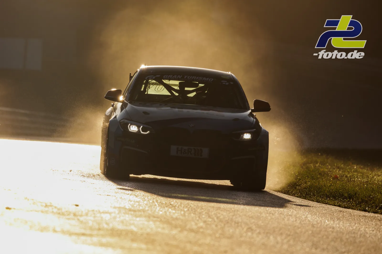 Rennwagen bei der NLS im Gegenlicht mit Staubwolke am Randstein während des Qualifyings auf dem Nürburgring.