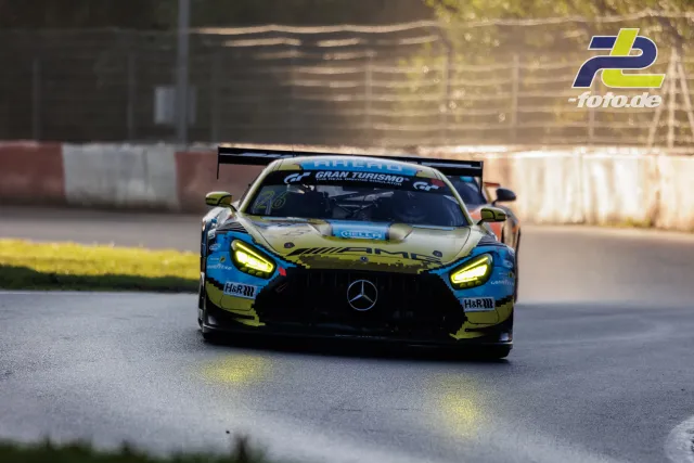 Mercedes-AMG GT3 Nummer 26 in neongelb-blauer Lackierung frontal auf der Geraden des Nürburgrings während des Qualifyings.