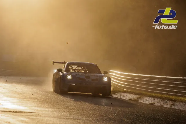 Porsche 911 GT3 R im Gegenlicht mit Staubwolke auf dem Nürburgring während des Qualifyings der NLS Sportwarte-Trophy.