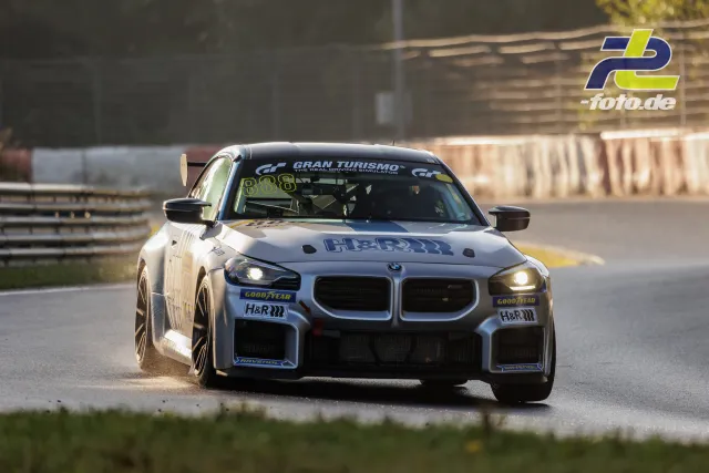 Weißer BMW M2 mit Gran Turismo-Sponsoring beim Qualifying auf dem Nürburgring in Frontansicht.