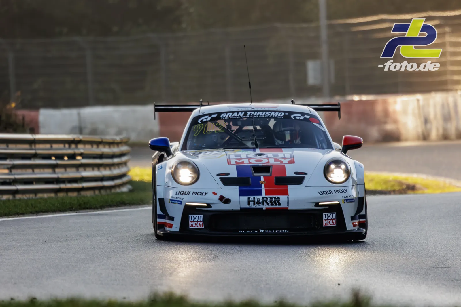Porsche 911 GT3 Cup #902 des Team LIQUI MOLY by BLACK FALCON in Frontalansicht während des Qualifyings beim NLS-Lauf am Nürburgring.