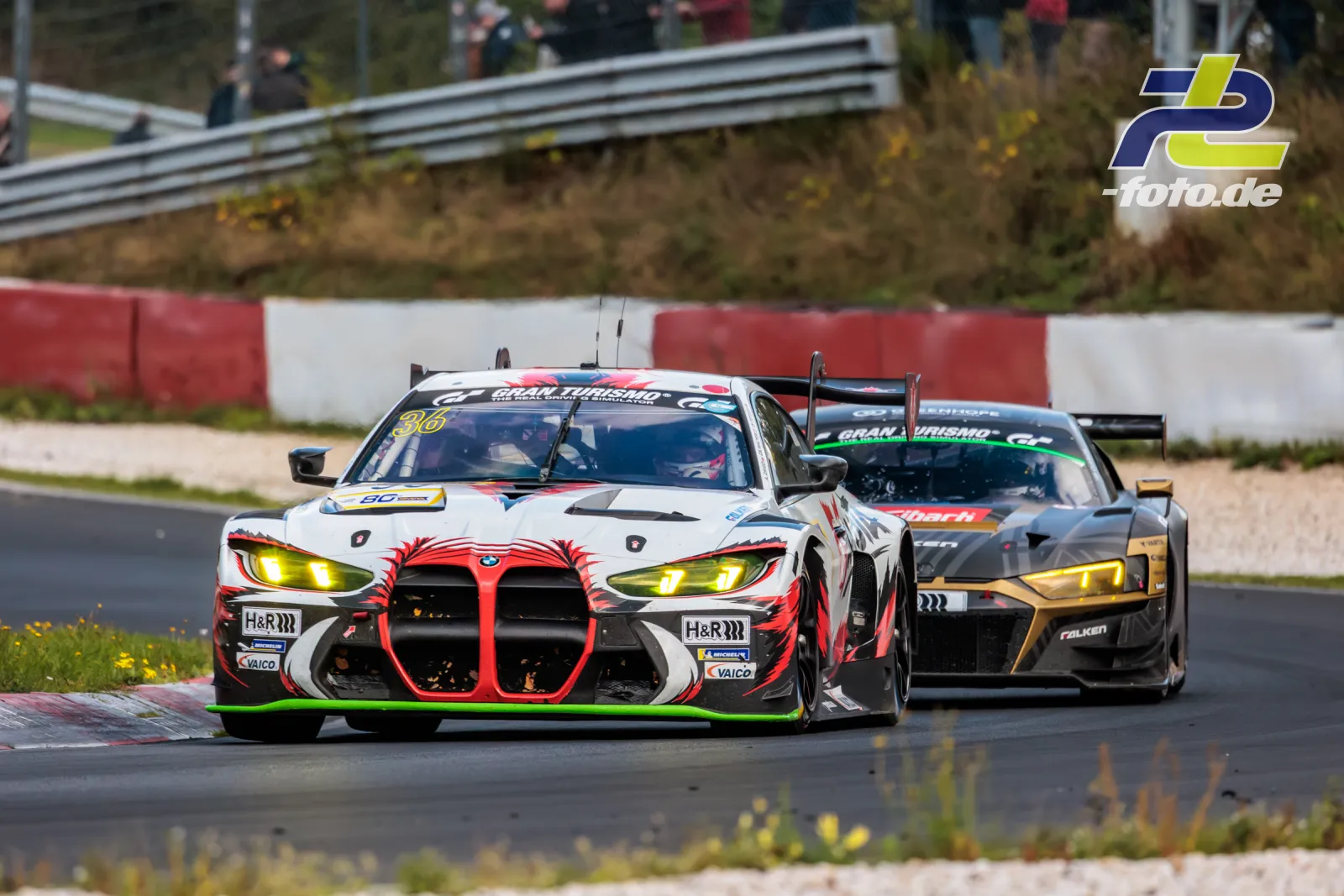 BMW M4 GT3 Nummer 36 führt im Zweikampf vor einem weiteren GT3-Fahrzeug auf dem Nürburgring während des NLS-Rennens.