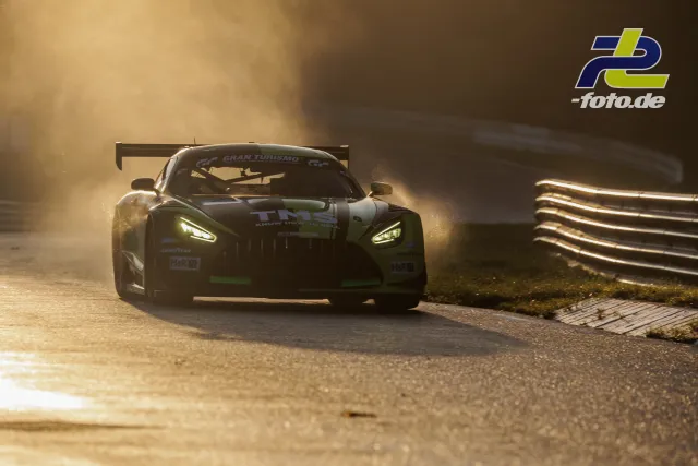 Mercedes-AMG GT3 mit grünen Akzenten im Gegenlicht auf der Nordschleife während des Qualifyings