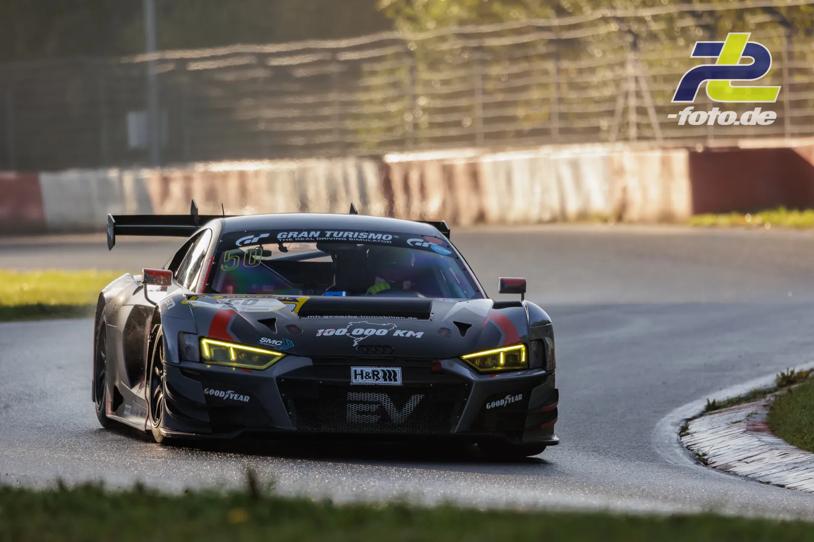 Audi R8 LMS GT3 EVO II #50 von équipe vitesse in einer Kurve beim Qualifying der NLS Sportwarte-Trophy auf dem Nürburgring