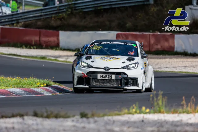Weißer Toyota GR Yaris mit Startnummer 385 auf der Nordschleife während der NLS Sportwarte-Trophy