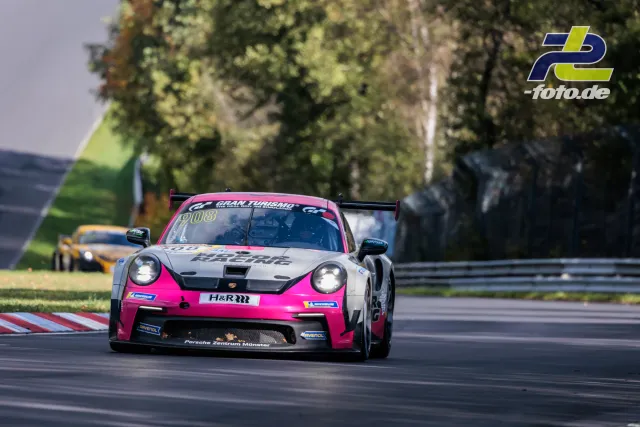 Porsche 911 Cup in pink-weißer Lackierung auf der Nordschleife des Nürburgrings während des Rennens