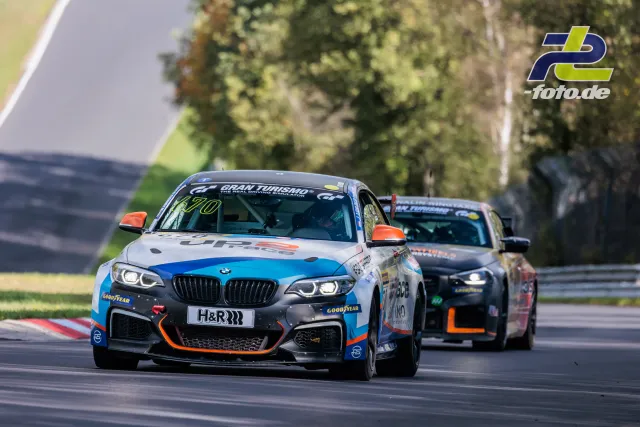 BMW führt ein Verfolgerfeld auf der Nürburgring-Nordschleife an. Aufnahme während des Rennens bei Tageslicht.