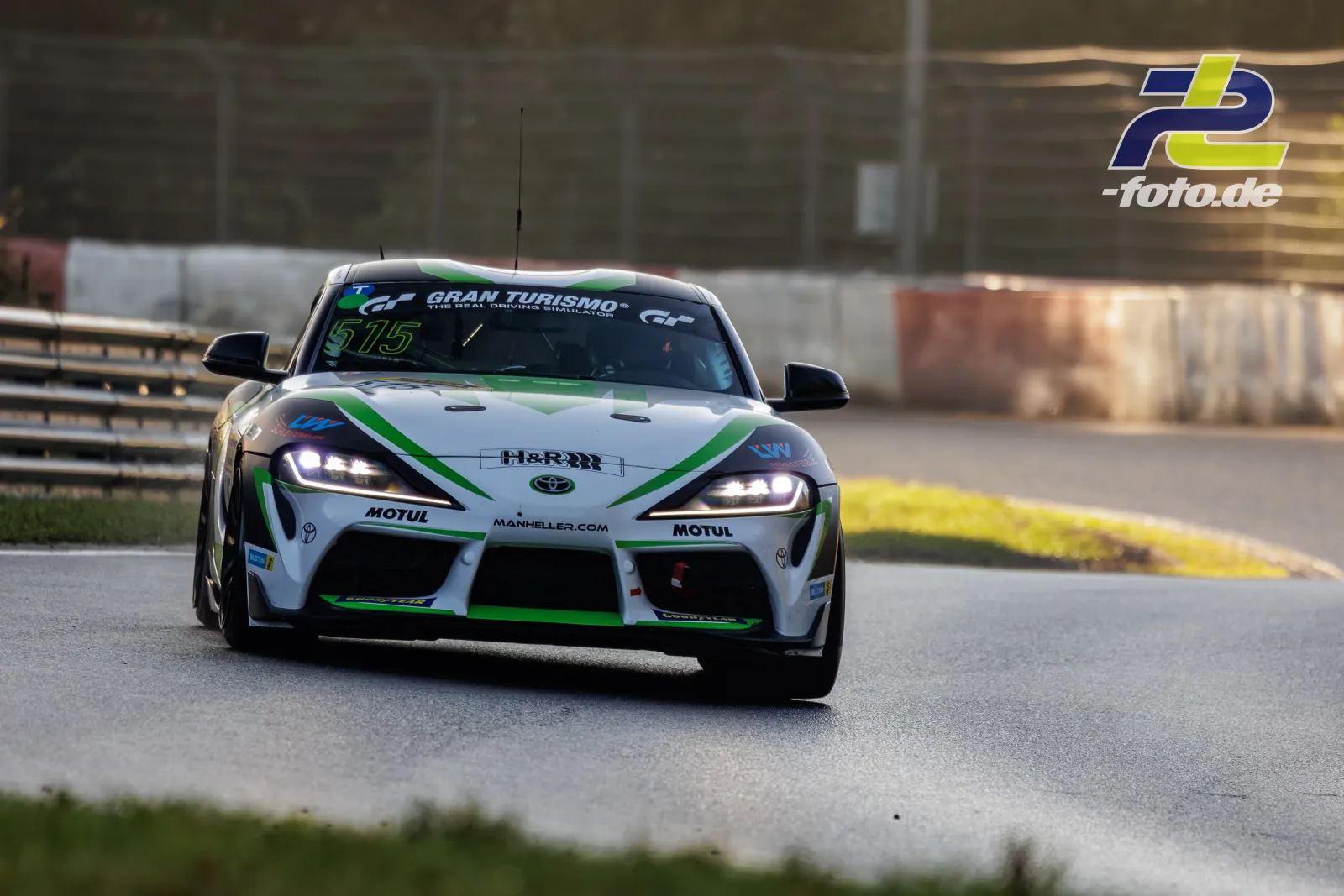 Toyota GR Supra Nr. 515 in weiß-grüner Lackierung im Qualifying beim NLS-Lauf am Nürburgring.