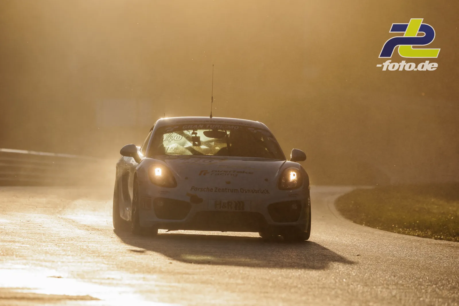 Porsche Cayman im Gegenlicht während des Qualifyings auf dem Nürburgring, NLS Lauf 10, 2. NLS Sportwarte-Trophy.
