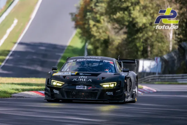 Schwarzer Audi R8 LMS GT3 mit Startnummer 33 auf der Nordschleife während des Rennens