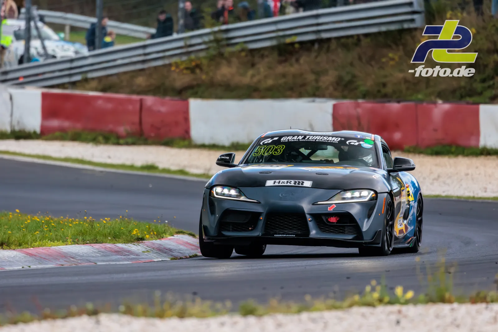 Grauer Toyota Supra #503 im Rennen auf dem Nürburgring bei der 2. NLS Sportwarte-Trophy, Klasse VT2-RWD.