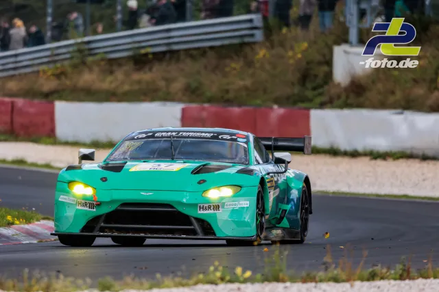 Türkisfarbener Aston Martin Vantage GT3 #37 in der Kurve auf dem Nürburgring während des NLS-Rennens.