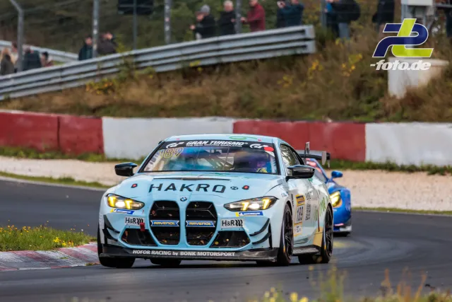 BMW M4 GT4 #189 von HOFOR Racing by Bonk Motorsport in hellblau-weiß auf der Nordschleife des Nürburgrings während des NLS-Rennens.