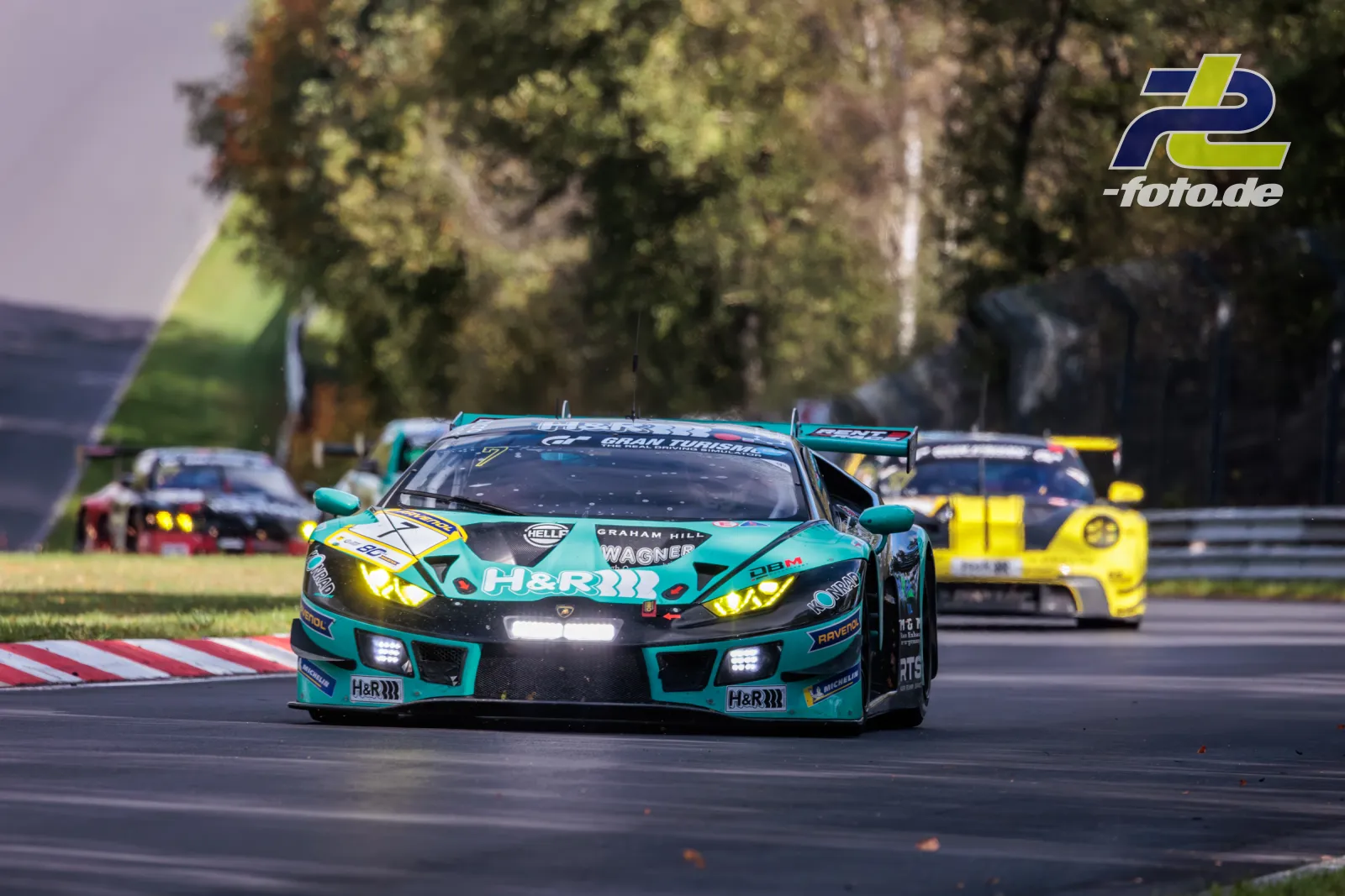Lamborghini Huracan GT3 EVO I #7 von Konrad Motorsport in türkis-gelber Lackierung während des Rennens auf dem Nürburgring, verfolgt von Konkurrenten.