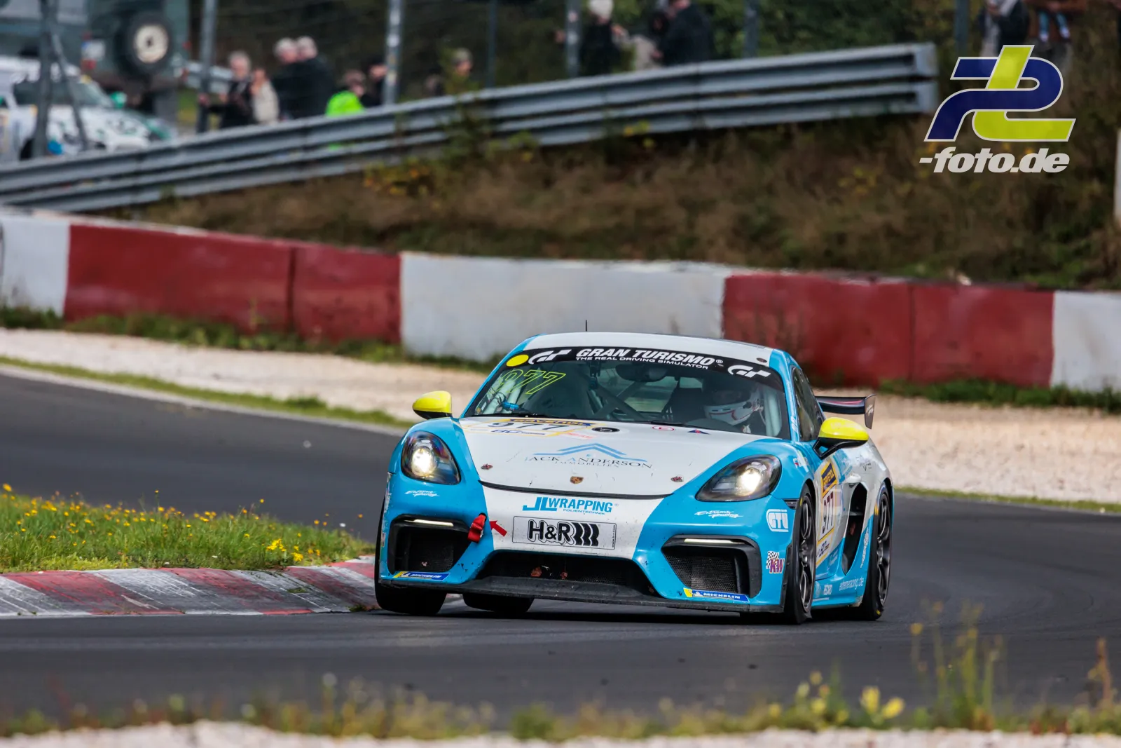 Porsche 718 Cayman GT4 CS in blau-weißer Lackierung auf dem Nürburgring beim NLS Lauf 10, Rennen der CUP3-Klasse.
