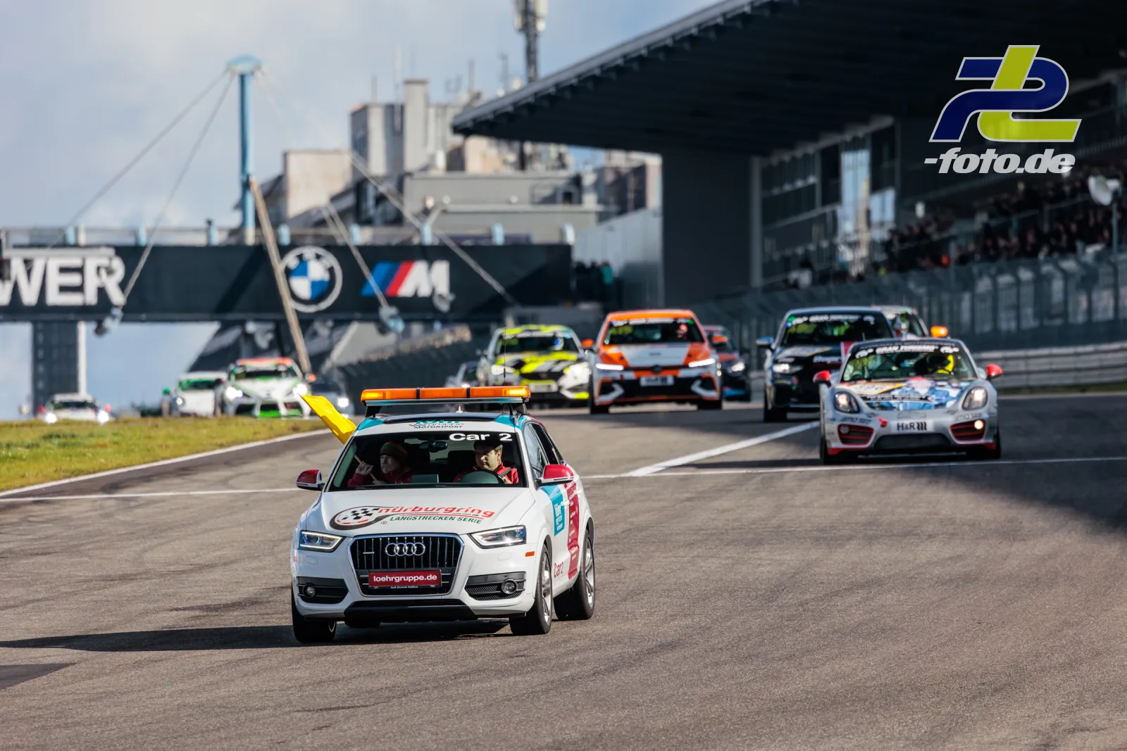 Safety-Car führt das Feld auf einer Einführungsrunde am Nürburgring an, dahinter Rennfahrzeuge verschiedener Klassen.