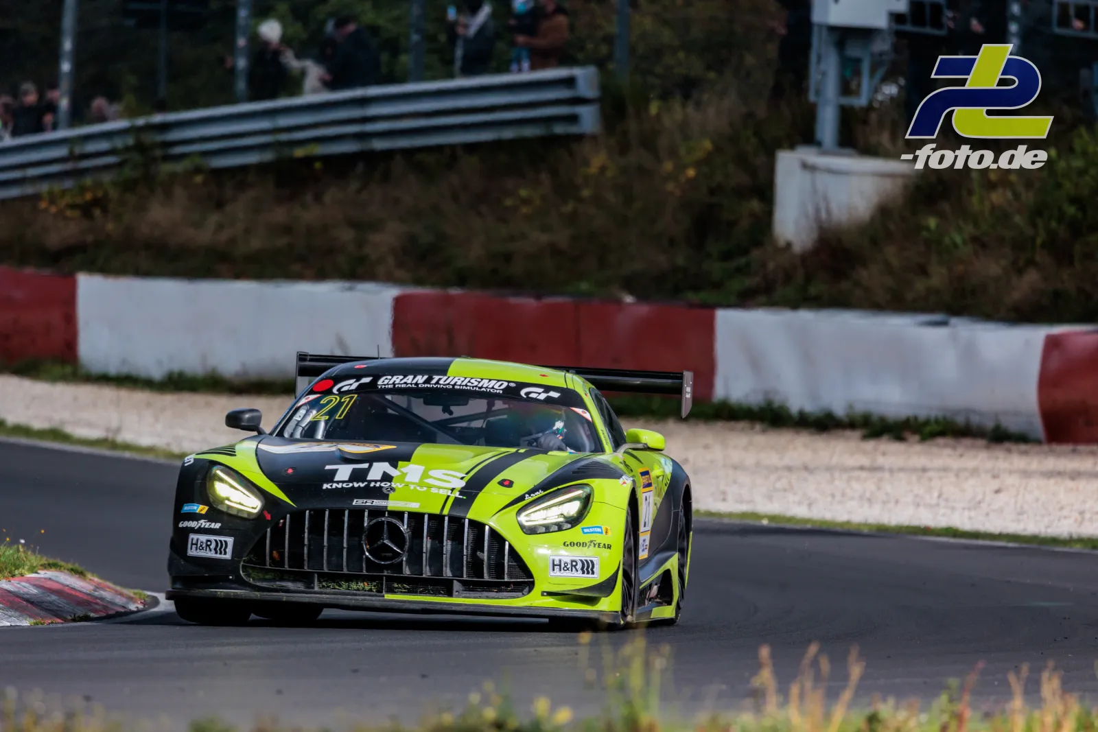 Mercedes-AMG GT3 #21 von SR Motorsport by Schnitzelalm in neongelber Lackierung während des Rennens auf dem Nürburgring bei der NLS.