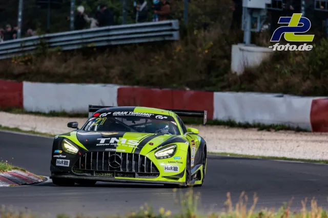 Mercedes-AMG GT3 in neongelber Lackierung auf der Nordschleife beim NLS-Rennen