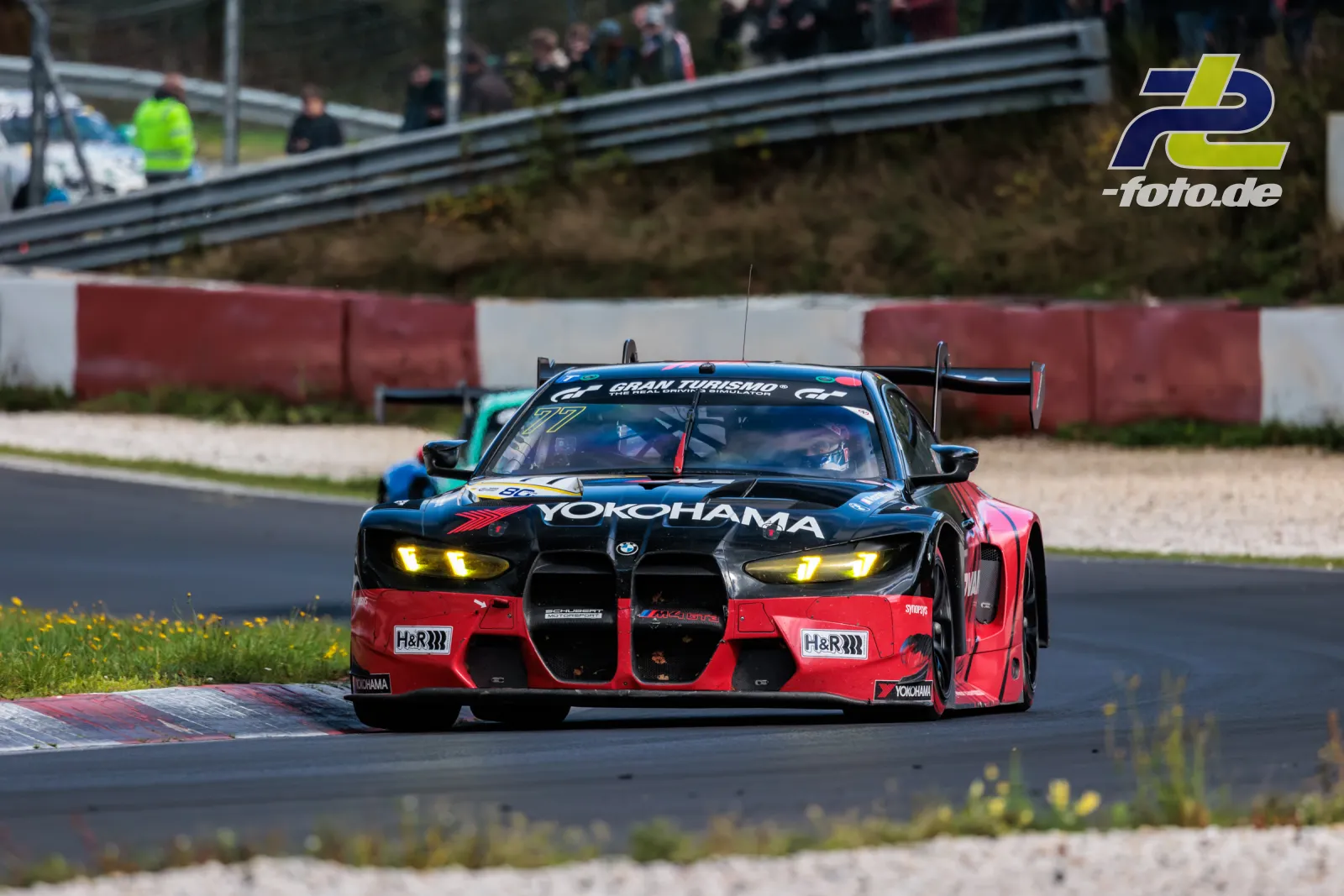 BMW M4 GT3 Nr. 77 in schwarz-rot-pinker Lackierung mit YOKOHAMA-Sponsoring auf dem Nürburgring während der NLS Sportwarte-Trophy.