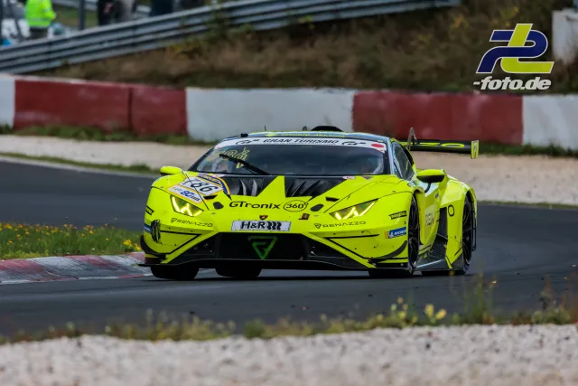 Neongelber Lamborghini Huracán GT3 EVO2 im Rennen auf dem Nürburgring während der NLS Sportwarte-Trophy