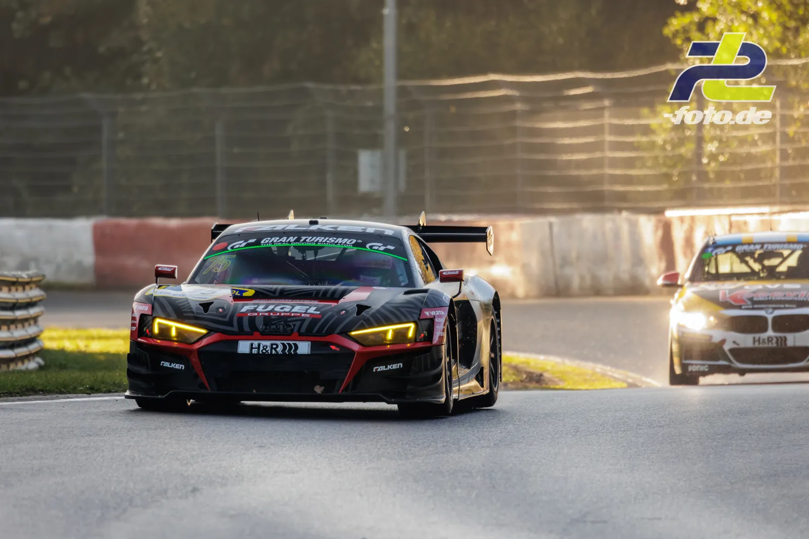 Audi R8 LMS GT3 EVO II beim Qualifying auf dem Nürburgring, im Hintergrund ein weiteres Fahrzeug in der Verfolgung.