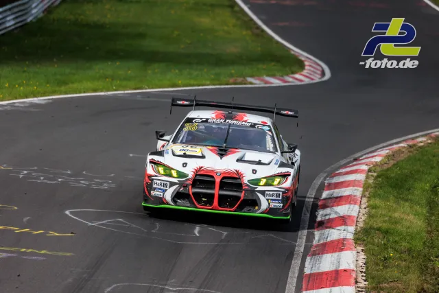 BMW M4 GT3 mit Startnummer 36 in weißer Lackierung mit roten Akzenten auf der Nordschleife des Nürburgrings.