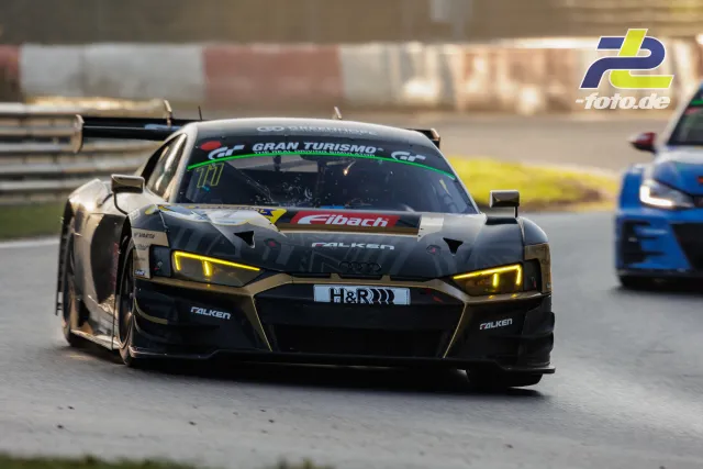 Audi R8 LMS GT3 in grau mit gelben Scheinwerfern während des Qualifyings auf dem Nürburgring, gefolgt von einem weiteren GT3-Fahrzeug.