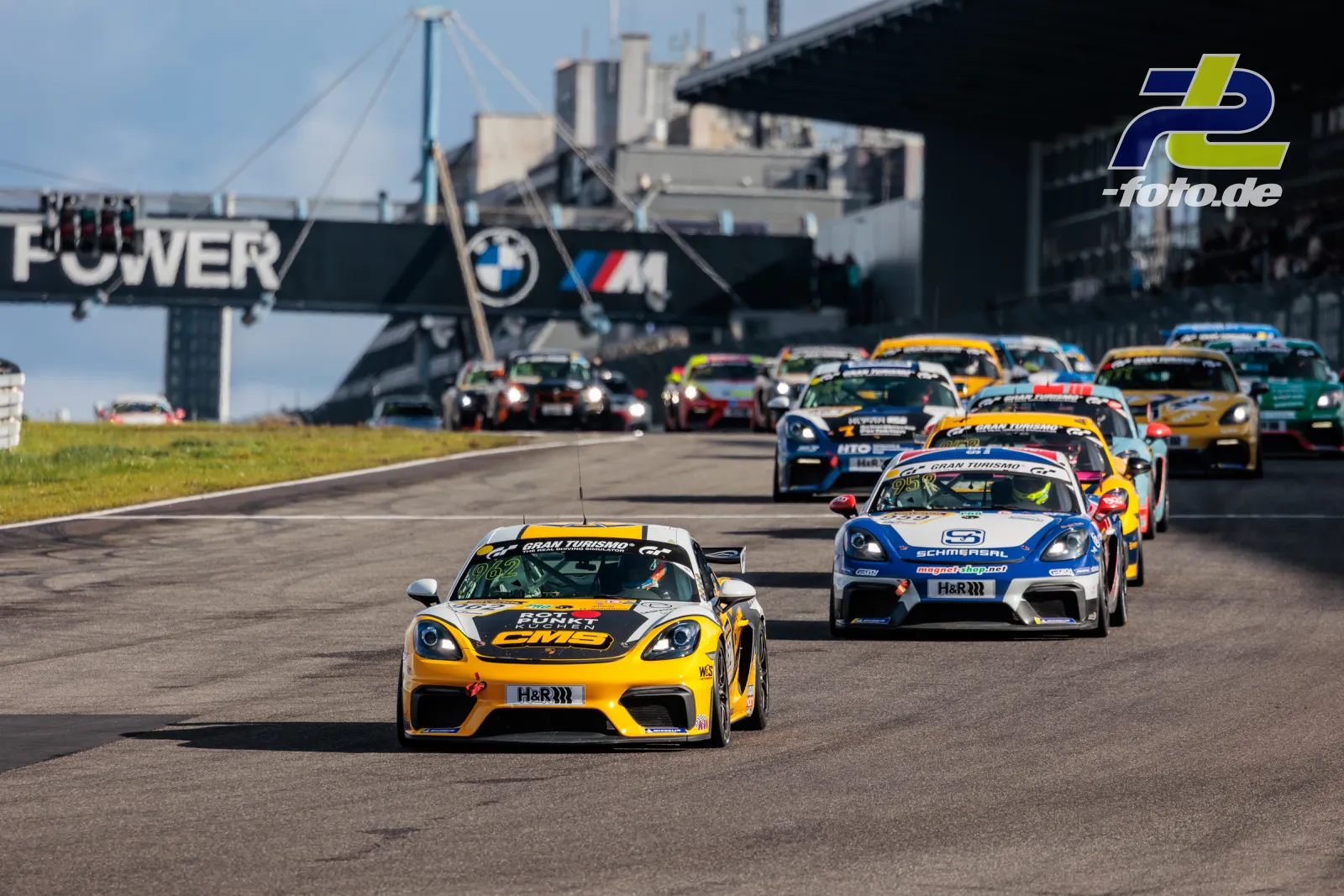 Porsche 718 Cayman GT4 CS #962 von W&S Motorsport führt das Feld während der Einführungsrunde auf dem Nürburgring an.