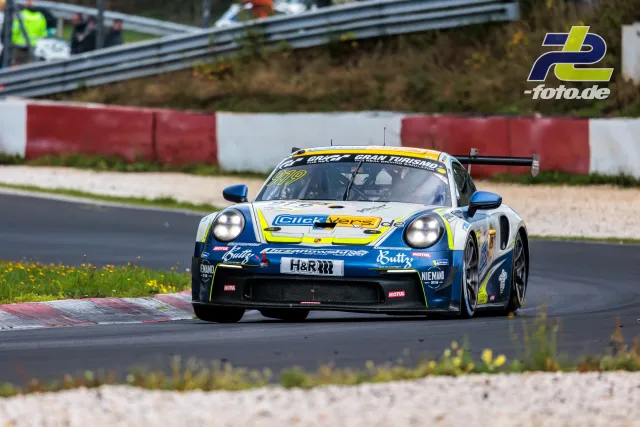 Porsche 911 GT3 in weiß-blauer Clickers-Lackierung auf der Nordschleife während NLS-Rennen