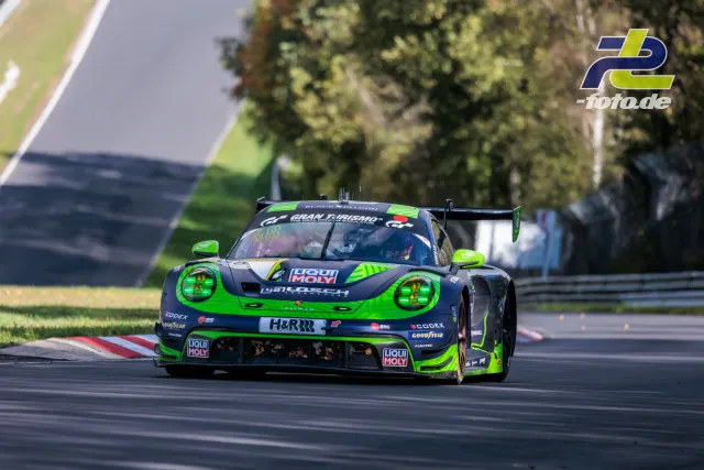 Porsche 911 GT3 R in Grau-Neongrün auf der Nordschleife beim NLS-Rennen am Nürburgring