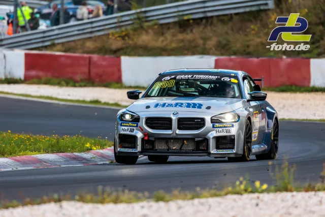 Weißer BMW M2 CS Racing mit Startnummer 888 in der Kurve auf der Nordschleife während des Rennens der NLS Sportwarte-Trophy.