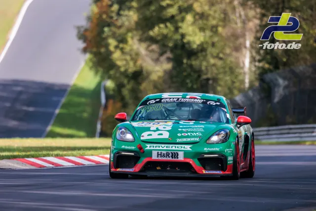 Porsche 718 Cayman GT4 #950 in grün-roter Lackierung in Kurve auf dem Nürburgring bei der NLS Sportwarte-Trophy.