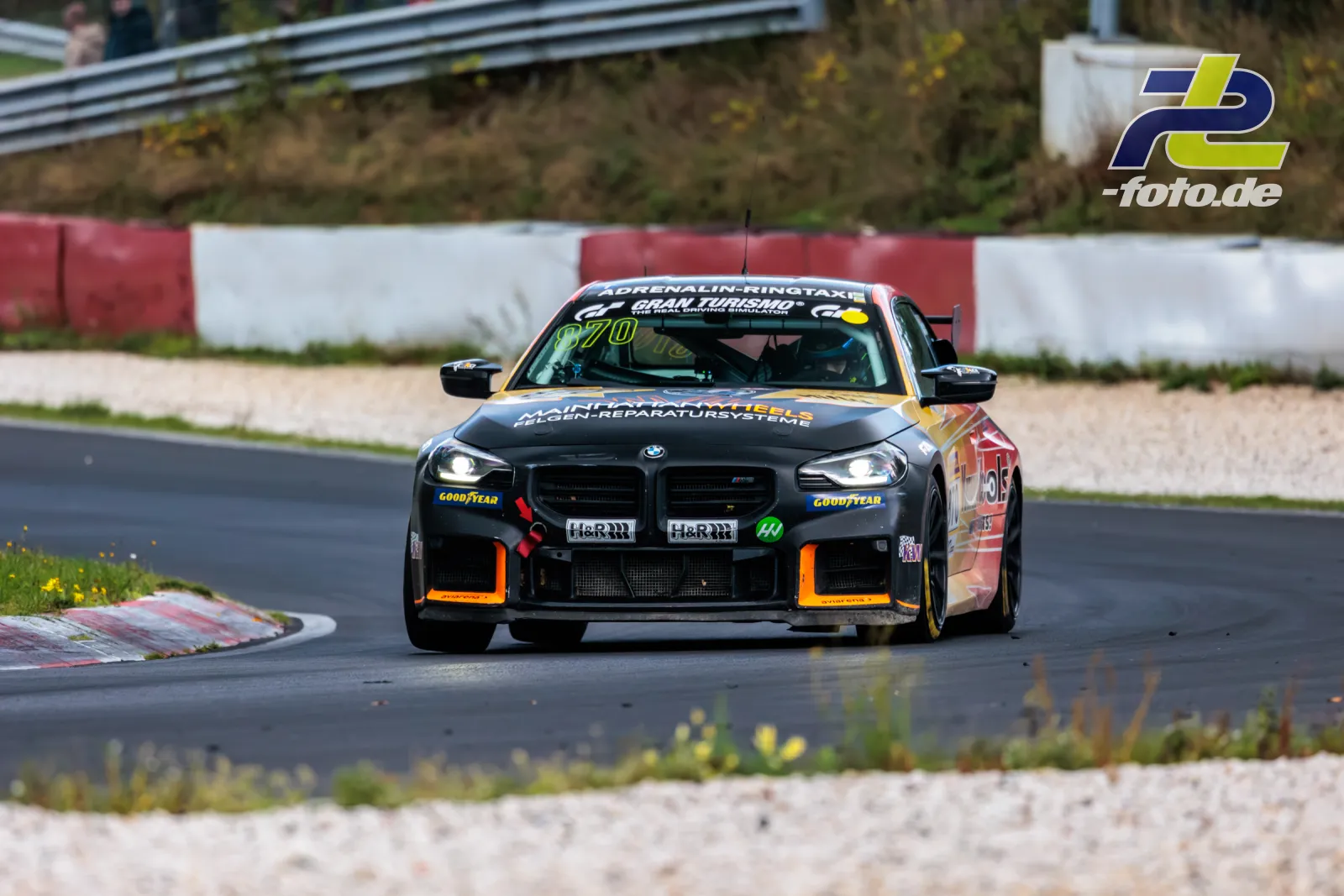 BMW M2 Racing #870 von Adrenalin Motorsport Team Mainhattan Wheels in der Kurve beim NLS Lauf 10 auf dem Nürburgring.