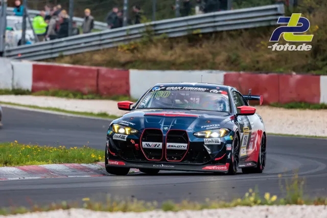 BMW M4 GT4 #180 in blau-roter Lackierung auf der Nordschleife beim NLS-Rennen