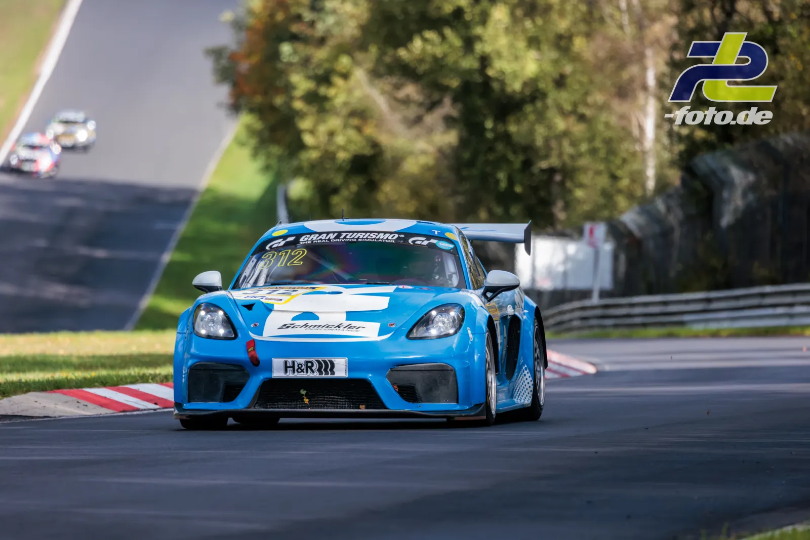 Porsche 982 Turbo #312 von Schmickler Performance in blau-weißer Lackierung auf der Nordschleife beim NLS Lauf 10 am Nürburgring.
