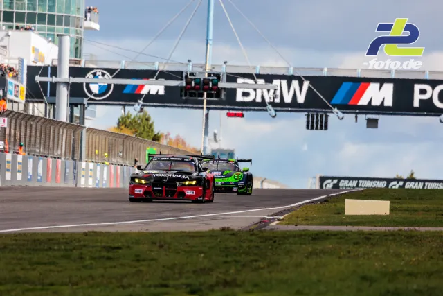 Zwei GT-Rennwagen fahren auf der Geraden am Nürburgring, vorne schwarz-rot mit Yokohama-Schriftzug, dahinter schwarz-grün.