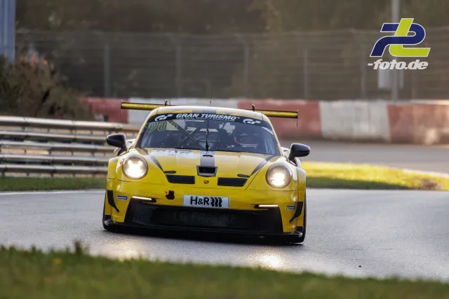 Gelber Porsche 911 GT3 R mit Startnummer 906 in Frontansicht auf der Nordschleife beim Qualifying der NLS Sportwarte-Trophy.